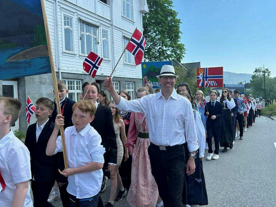 I toget i Treungen: Anders Berg og 7. klasse.