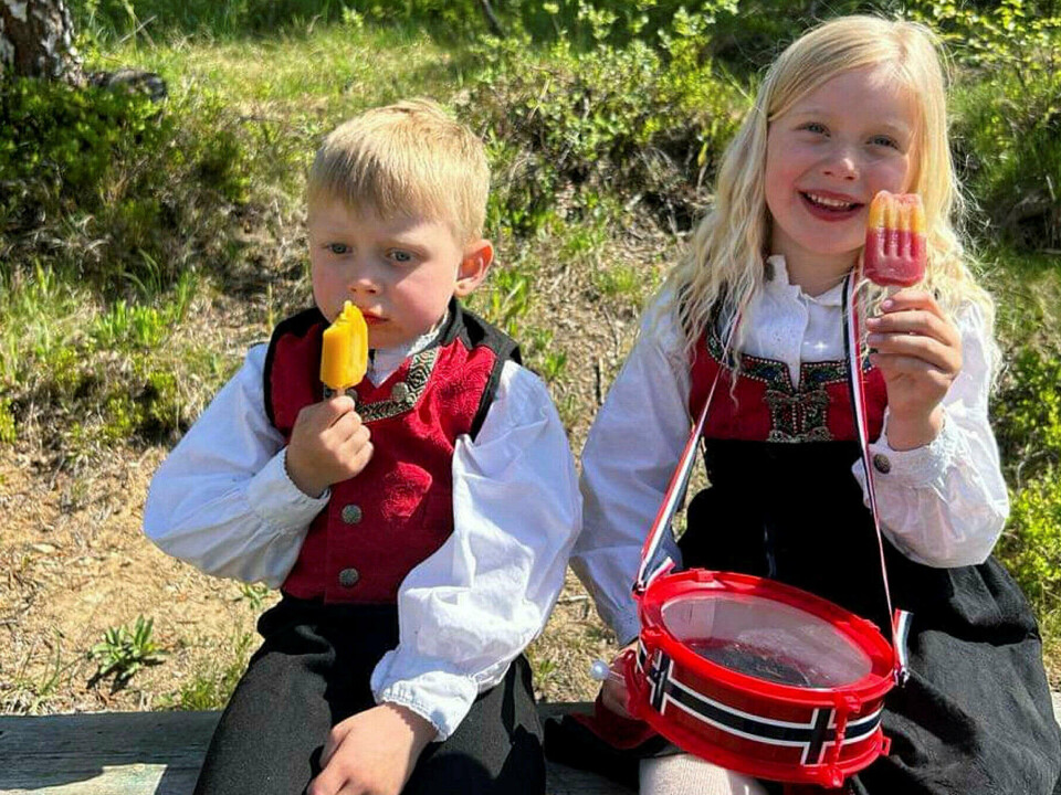 Godt med is: Odin og Olivia Bøe koser seg med is.