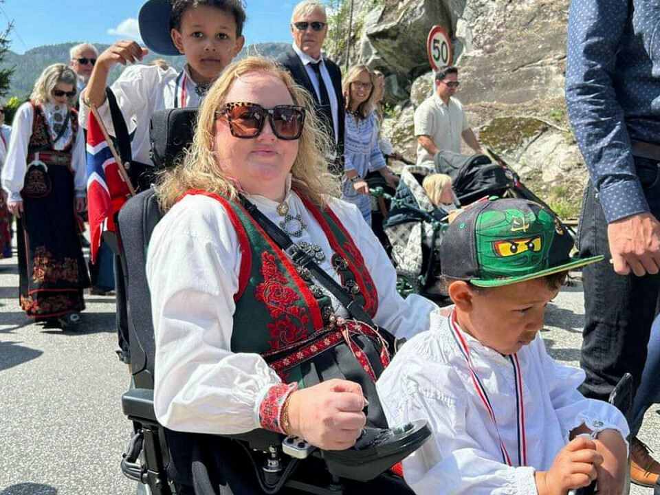 Fekk skyss i toget: Tian og Kelian Eriksen fekk skyss med Terese Eilefstjønn i 17. mai toget i Treungen.