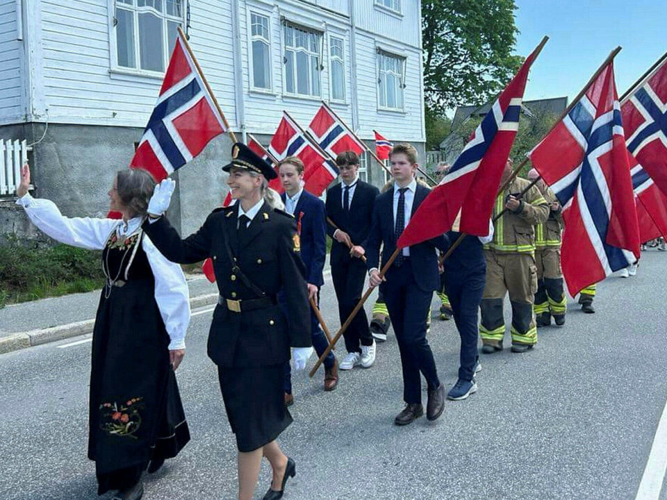 Toget i Treungen: Leiaren av 17.mai-komiteen Rut Stokstad Nielsen og Marie Kornmo Enger gjekk fyrst i toget.