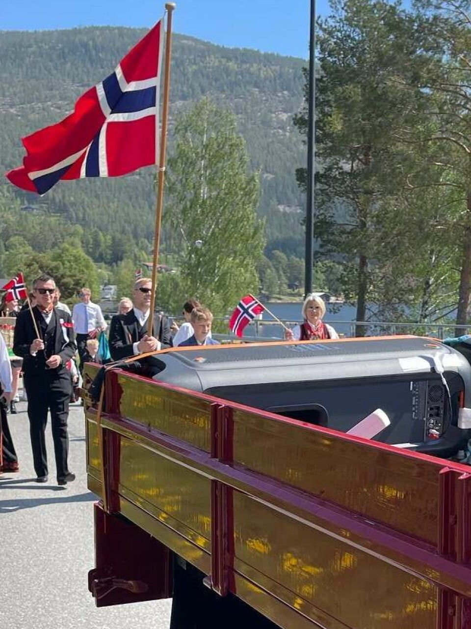 Ingen korps, men bil fyrst i toget. Katrine Straand fortel at den same bilen som køyrer fyrst i toget også gjorde det i 1946, og i 2020/2021 under korona.