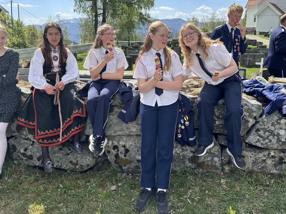 Ein kvil i varmen, og ein is til dei dyktige korpsmusikantane, etter toget.Dise Krossbakken, Hannah Sophie Flatin Hendriks, Josefine Hægeland, Hilde Spikkeland Holm, Agnes Marie Hægeland. Andreas Holm bak.
