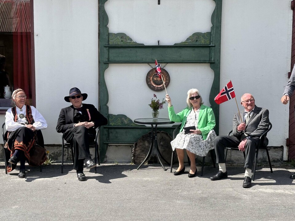 Tove Kvålseth, Margit og Styrkår Berge, Reidun og Kjetil Torsdalen og Nusse Kvålseth ventar på 17.mai toget utanfor Torsdalen.