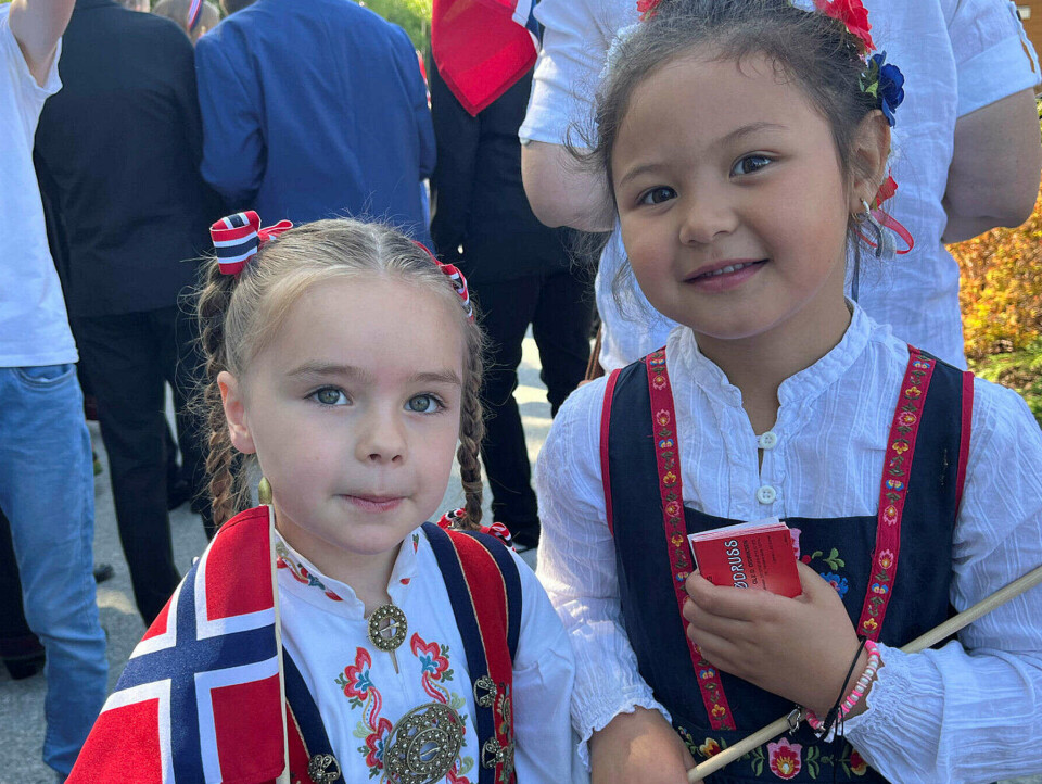 Oda Alice Sandland og Shanaia Destin Wagner samlar russekort.