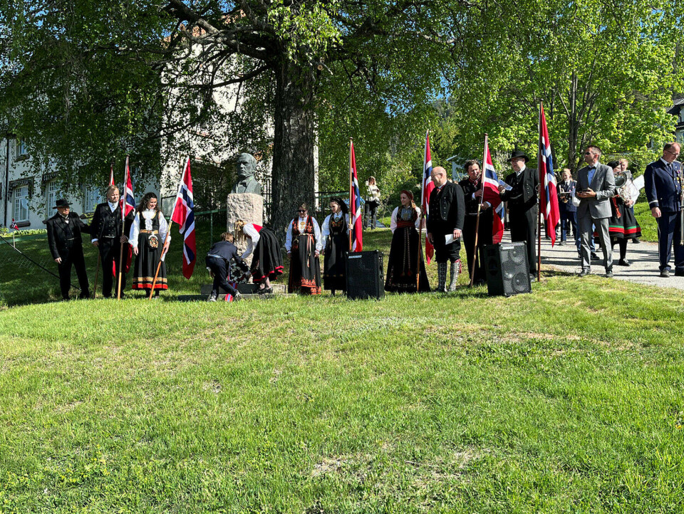 4. klasse legg ned blomar ved Tormodstøtta.