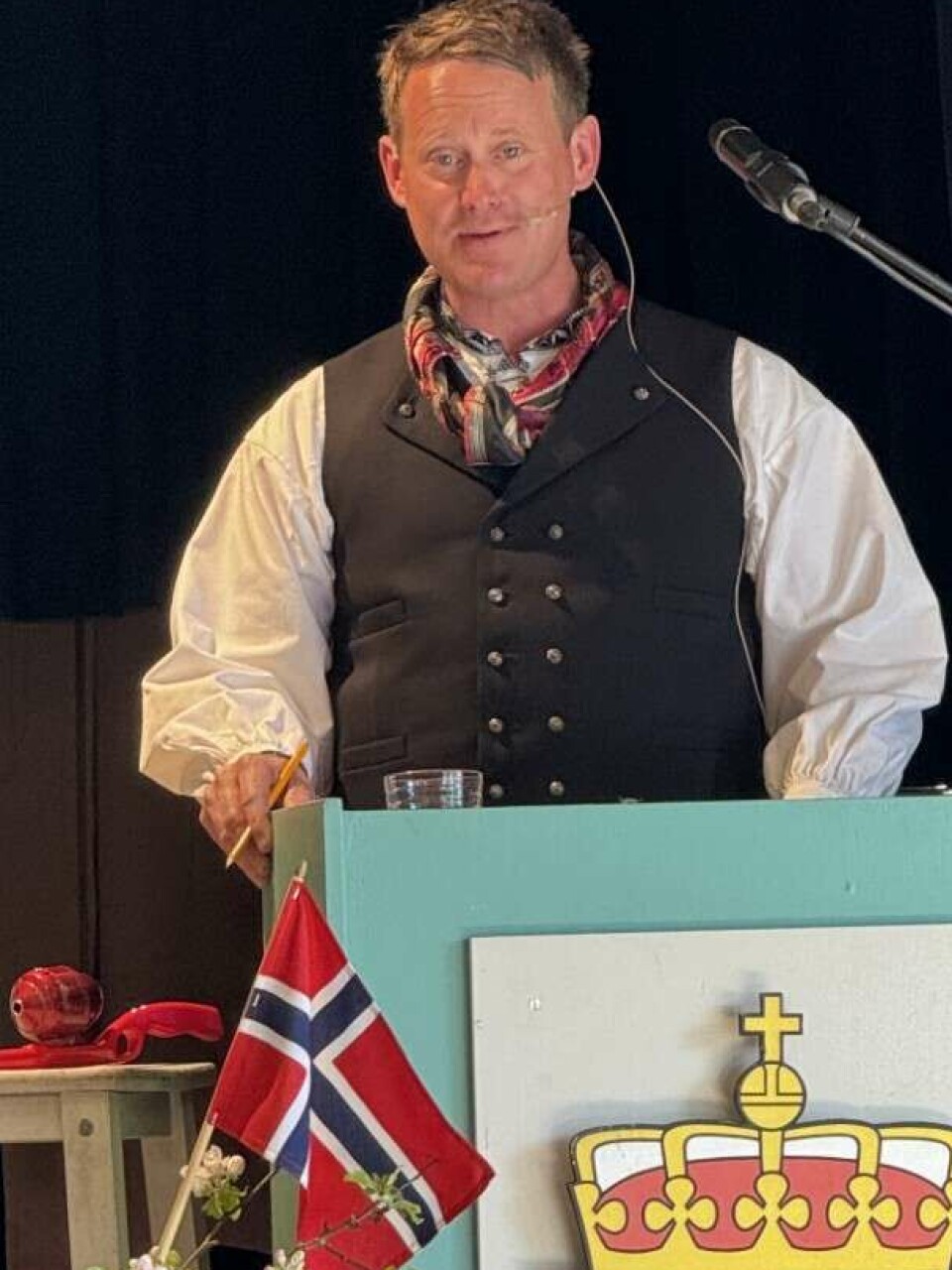 Terje Haugland heldt tala i Flatdal.