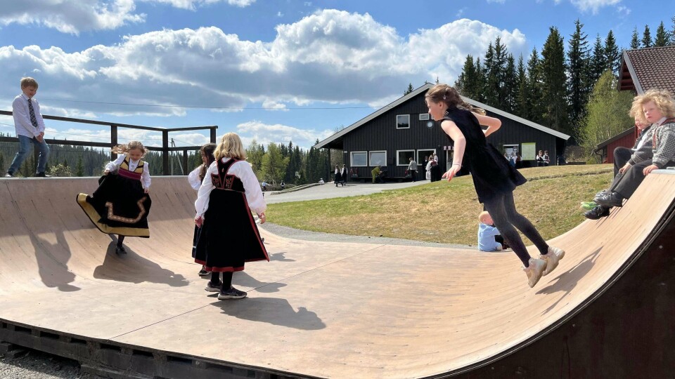 Full fart på skaterampa i Øyfjell