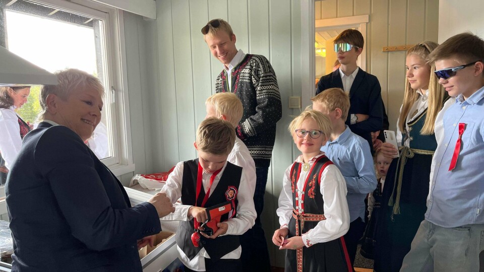 Køen til Torilds isdisk på bakrommet på Øyfjell grendehus går ut døra og held fram utanfor glaset…