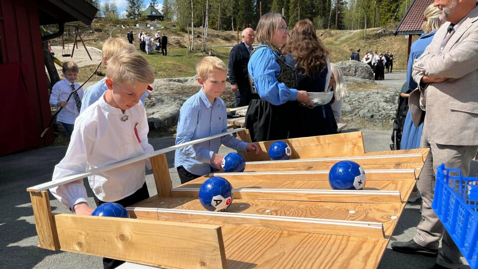 Kristian Solbjør Velde og Tord Rorgemoen Mohaugen held alle ballane i sving i denne Mesternes Mester-inspirerte 17.maileiken i Øyfjell.