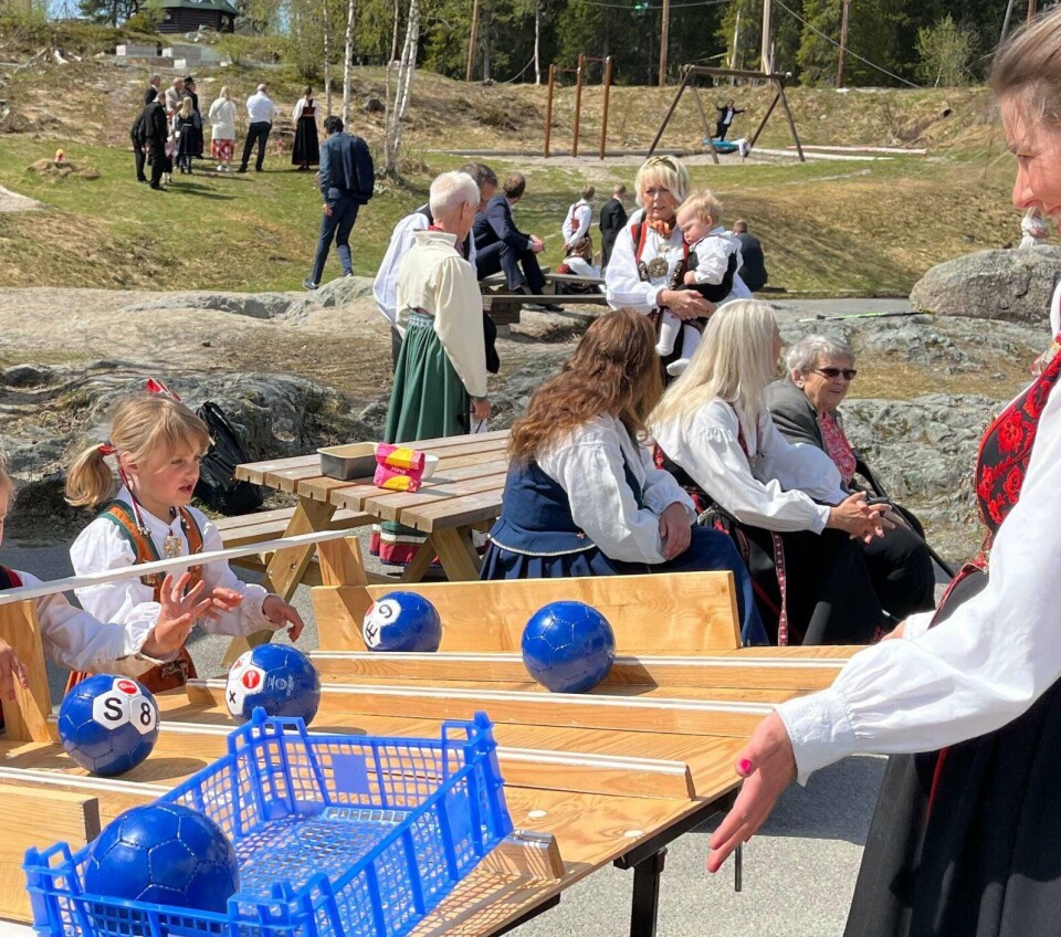 To små bunadjenter med fullt fokus!