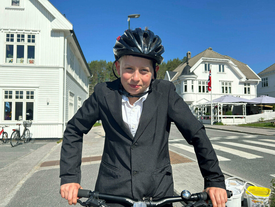 Isak Berggren sykla Treungen rundt med skramletoget i år.