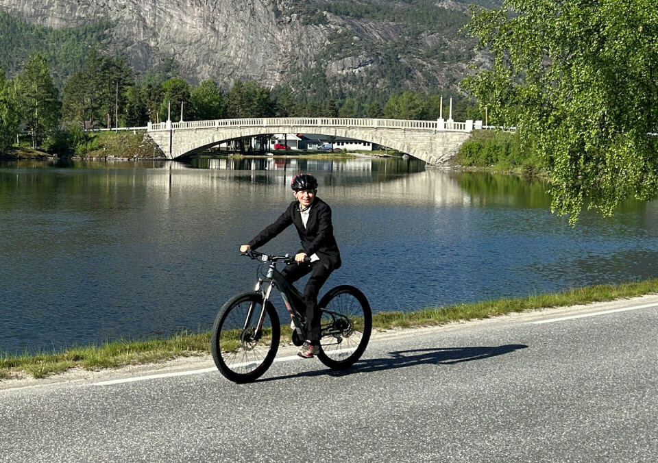 Isak Berggren sykla bakerst i skramletoget.