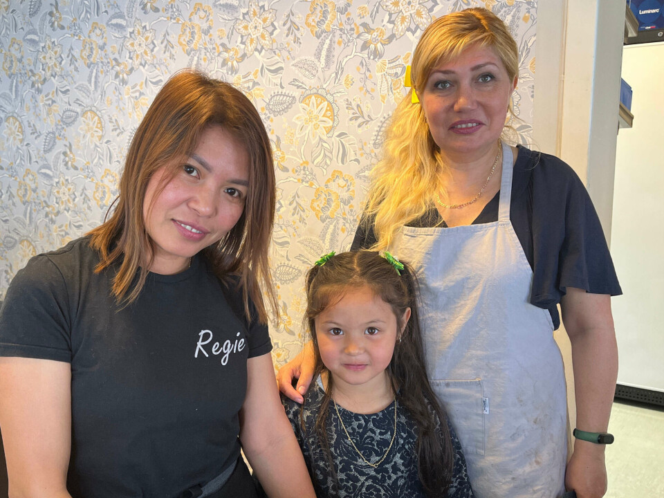 Trekløver: Kafedrivar Regie Wagner (f.v.) saman med dottera Shanaia Destin Wagner og Halyna Kozyrieva, som er i språkpraksis. Dei tre kan mange språk til saman – norsk, tysk, filippinsk, engelsk, ukrainsk og russisk.