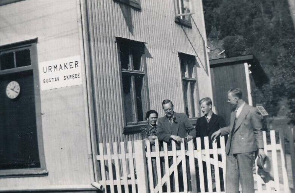 Utanfor forretninga: Milli, Gustav, Oddvar og Knut Skrede.
