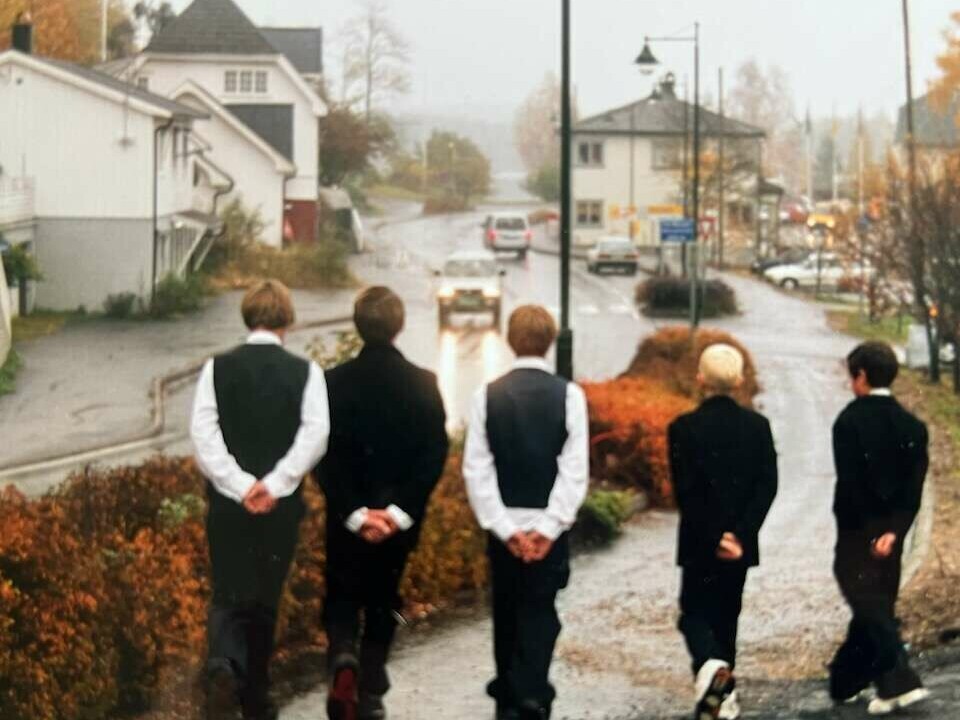 Bygde skatepark: Thov Øye Sanden (f.v.), Gunnar Leirvik, Tor Egil Fjalestad, Rune Lauvdal og Fredrik Perry var blant skaterane i Treungen. Ein laurdag dressa dei seg opp for å ha lotteri på Prix. Dei fekk inn 5.000 kroner denne dagen, som dei seinare bruka til å utvide den heimesnekra skateparken i lokstallen.