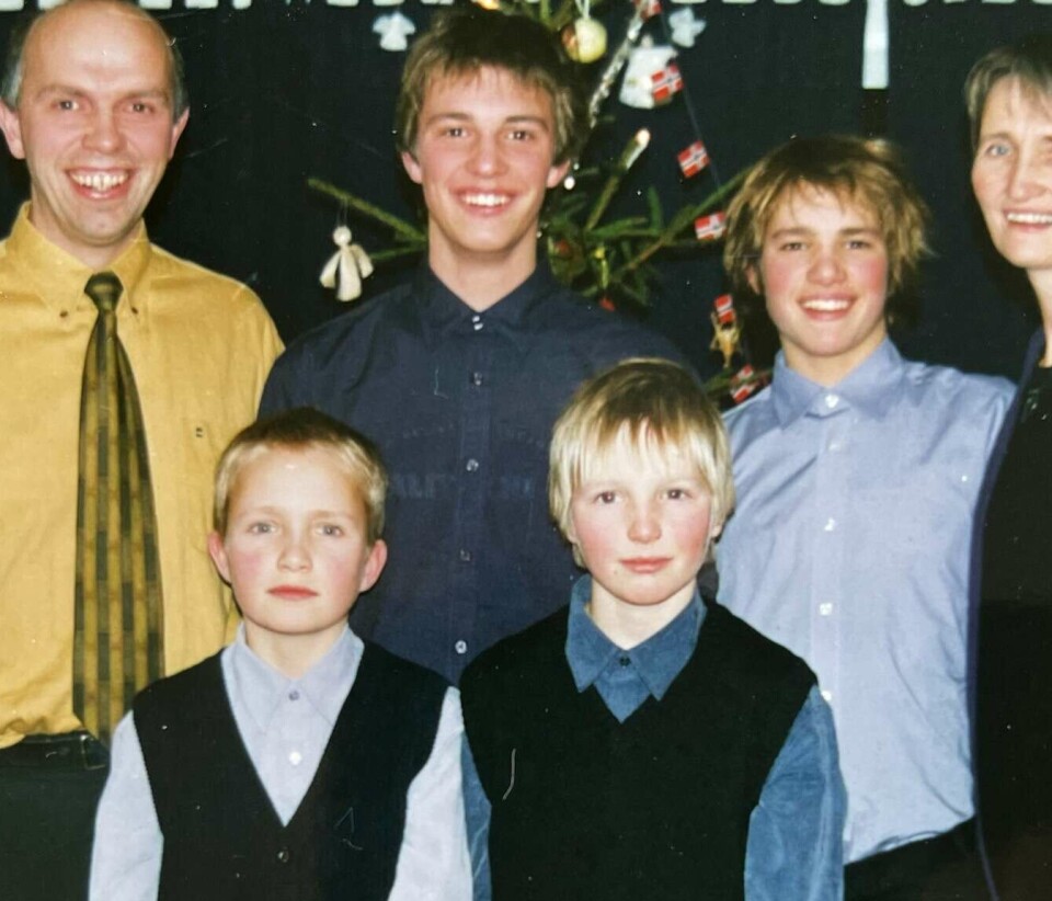 Jola 2001: Familien Leirvik klare for jolefeiring. Bak f.v. Bjørn, Johan, Gunnar og Astrid. Framme f.v. er dei to yngste brørne Andreas og Øistein.