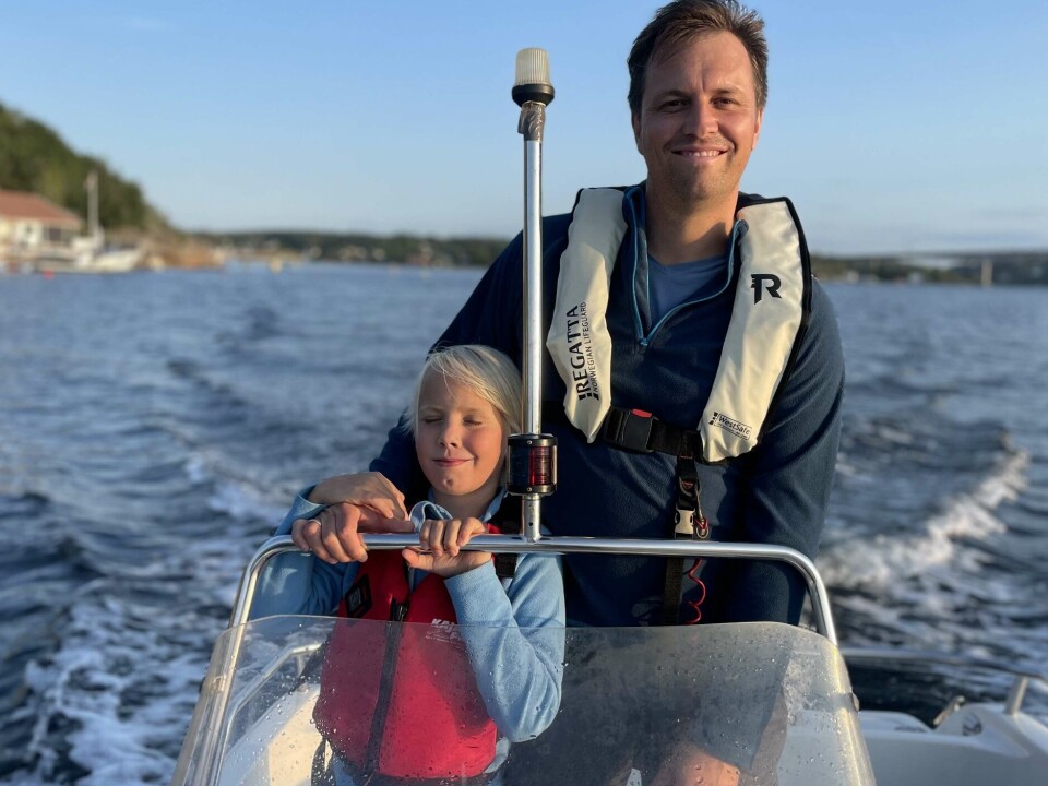 Må vise at me bryr oss: Johan meiner det er viktig å vise at ein bryr seg, for å førebyggje sjølvmord. – Folk må vite at dei vil bli sakna, seier han. Her er han saman med sonen Mathias på tolv år.