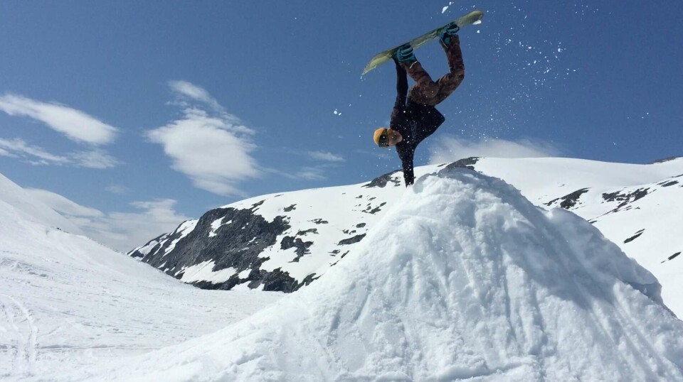 Tek leik på alvor: Thov tek leiken på alvor, og står litt på snowboard for Gunnar også.