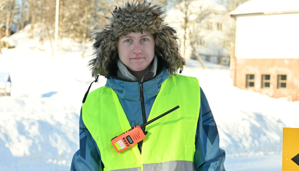 Jobba og spara: Ånund Nordstoga Torgersen (18) har både jobba og spara, og har alt kjøpt seg både bil og hus. Biletet er frå uløna arbeid som parkeringsvakt på NM i skiorientering.