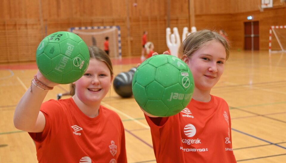 Lærte mykje: Åshild Torsteinson (t.v.) og Vilde Alice Storbukås spelar handball i Drangedal, og synest det var moro og lærerikt å vere med på handballskule i Seljord.