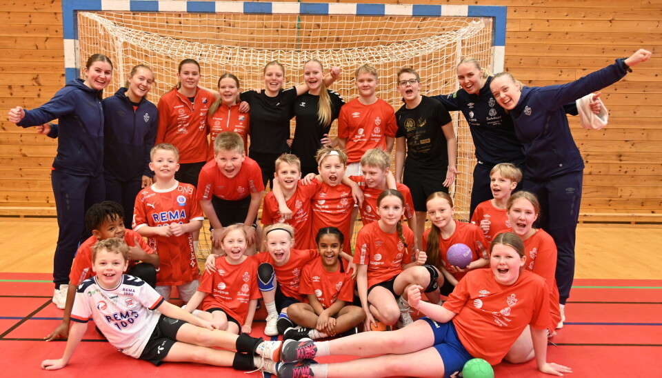 På handballskule i Seljord: Arijus Mikalauskas, Signe Mæland Vestgarden, Nelly Øverbø, Martin Sollid Eika, Ariam Tewelde, Kristioffer Forberg Ramberg, Lavrans Mæland Vestgarden, Phillip Moe Samsing, Henrik Forberg Ramberg, Eirik Forberg Jørum, Synnøve Olavsdatter Valhovd, Åshild Torsteinson, Vilde Alice Storbukås, Helene Skori, Kjetil Snarteland, Ramson Balaka, Maren Norgaard, Thea Norgaard Johansen, Høye Klomset Lønnestad, Marte Torp og Andrea Solvang saman med instruktørane frå Gjerpen, Ingvild Bersås Westersjø, Caroline Wikheim Aas, Ronja Vesterøy og Guro Lien Røneid. (Namna er ikkje i rekkefølge)