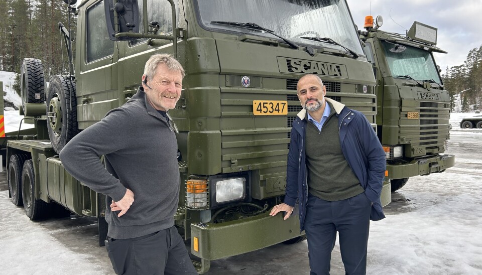 Stortingspolitikar Mahmoud Farahmand (H) besøkte Scania i Brunkeberg for å høyre om korleis avdelinga har bygd om militært utstyr. Her er han saman med Jan Tore Nes som er distriktssjef for Norsk Scania avdeling Brunkeberg.