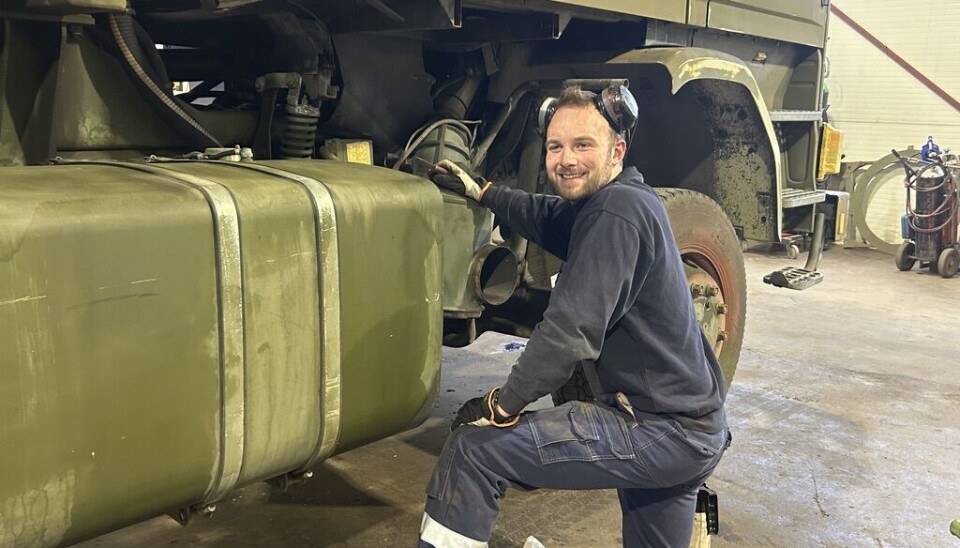 Espen Hauglid er ein av dei tilsette på Scania i Brunkeberg. Her pussar han ned ein av lastebilane til Forsvaret som seinare skal lakkast om på nytt.