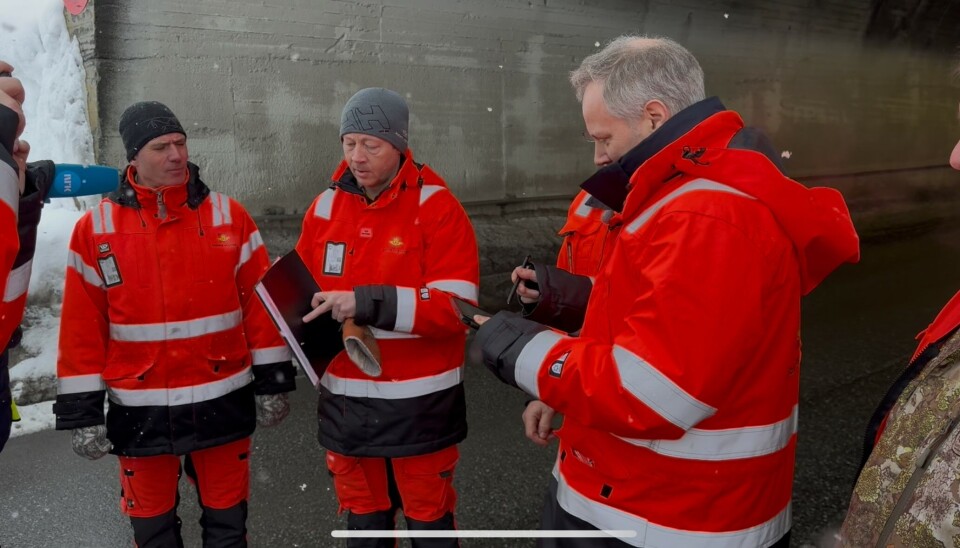 Samferdselsminister Jon-Ivar Nygård løyser her ut kontrollert snøskred på E134 Haukelifjellet, under tett oppfølging frå Statens vegvesen.