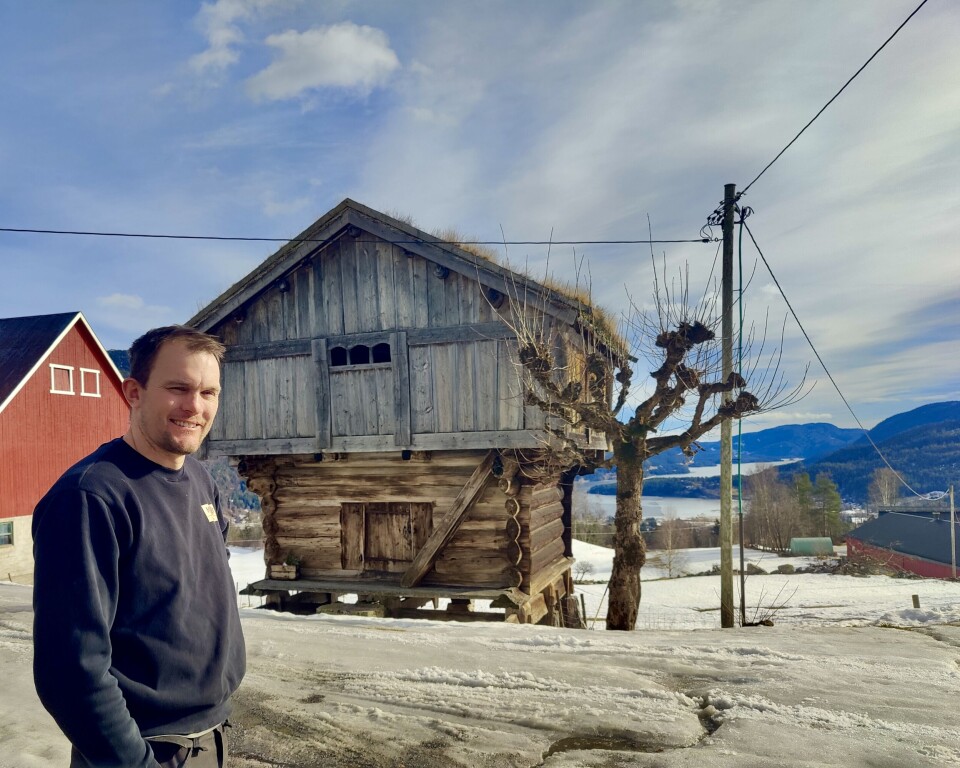 Torje Aasan er fornøgd med å eige det godt over 750 år gamle Ståleburet, eller Åsheimloftet.