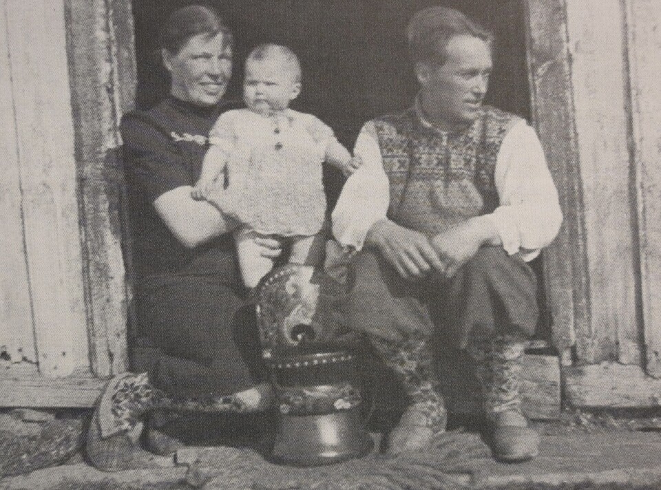 Lensmann Torgeir Lognvik saman med kone og dotter.
