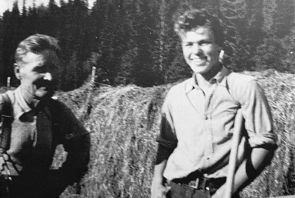 Ein prat med onkel Johans (t.v.) ein sommardag i slåtten gjorde at Halvor (t.h.) ville finne ut meir om kva som eigentleg skjedde på Syrbekk.