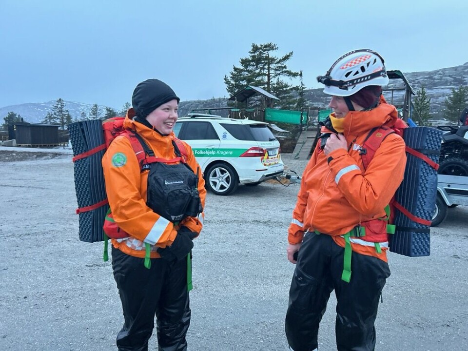 Tuva og Karina frå Norsk Folkehjelp vart kontakta klokka 14 i dag og har kome frå Arendal og opp til Vrådal for å leite etter den sakna kvinna. Også frivillige frå Norsk Folkehjelp i Åmli og Kragerø bidreg i søket.