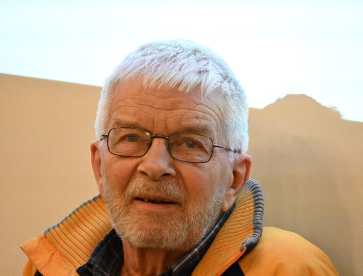 Nye detaljar frå gamal koffert: Asbjørn Gardsjord i Rauland historielag fekk nyleg tilgang til ukjende opplysningar frå Syrbekk. Desse vart funne i ein koffert med dokument og bilete frå krigen. Eitt av dokumenta i kofferten handlar om Jon Landsverks oppleving av hendingane på Syrbekk, og skildrar hittil ukjende detaljar. Her kan ein lese følgjande om skytinga: « Me høyrde det tusla svakt uti gangen, men rakk ikkje noko før Johans stod i døra og skreik anten «hendane i veret» eller «hands up». Tronstad spurde kven det var, og då skaut Johans fyrst eit skot mot Tronstad som ikkje råka, deretter mot Gunnar og meg som stod ved peisen. Gunnar vart råka over det høgre auget, seig over ende og reiv meg med i fallet då eg stod like bak. Eg høyrde kor kulene slo inn i peisen bak meg i det me seig om på golvet.» Det står også at Jon seinare heldt vakt over Gunnar medan Einar Skinnarland henta ein kjelke, og at han skulle skyte han om nokon kom: «Kom nazistane skulle eg skyte Gunnar og så flykte. Det veit eg trygt med meg sjølv eg aldri hadde klara, trur heller eg hadde forsvara meg og Gunnar så lenge det hadde vore liv i meg.» Funnet av kofferten med dette dokumentet vart fyrst omtalt i TA.