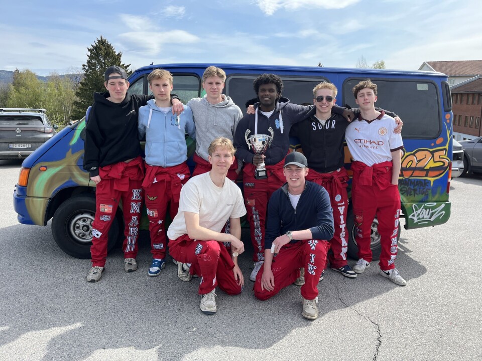 Russebilen til «Sidequest» vart kåra til «Årets van». Oliver Knarud (f.v.), Gediminas Suchovinskis, Kasper Hilsen, Abdi Lognvik Vartdal, Viljar Hvitsand, Nico Johnsen, Asgeir Nevestveit (framme) og Eirik Slåkvik viser stolt fram både bil og pokal.