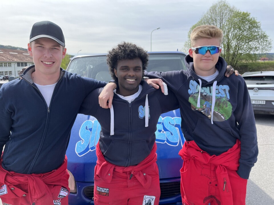 Eirik Slåkvik (t.v.), Abdi Lognvik Vartdal og Sander Tørre Strøm er dei tre vesttelane i russegruppa. – Me har vore ein tur til Flatdal, elles køyrer me ikkje så mykje rundt i Vest-Telemark, seier dei.