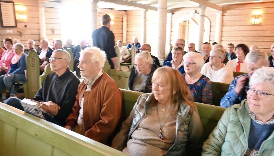 Fullsett: Grendehuset i Brunkeberg var ikkje tilgjengeleg på grunn av oppussing, så lanseringa denne sundagen er i kyrkja. – Presten hadde nok vore glad om det hadde vore så mange kvar sundag, seier Skarprud.