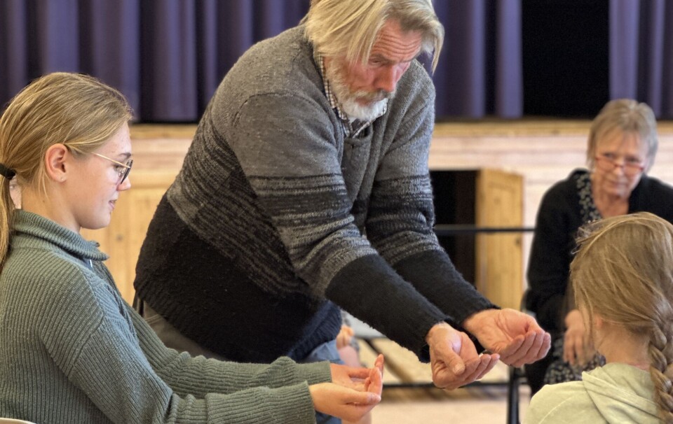På fyrste øving tok skodespelarane Hans Jacob Sand og Hæge Manheim med barna på ulike improvisasjons- og teaterøvingar slik at dei kunne bli betre kjent.