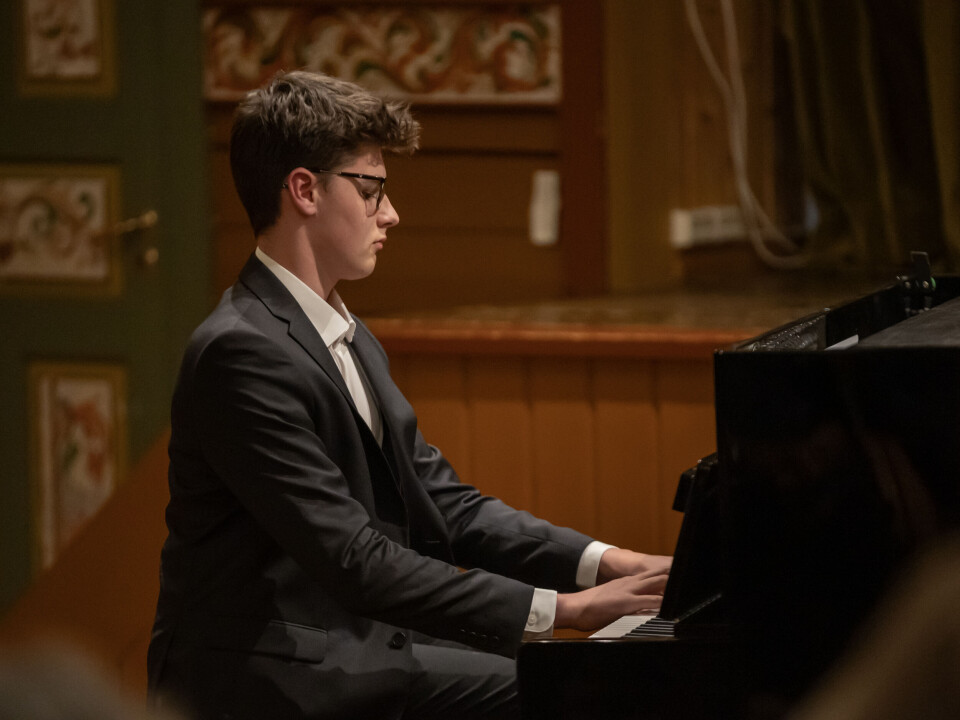 Alexander spela «Arietta» av Grieg under konserten på Granvin.