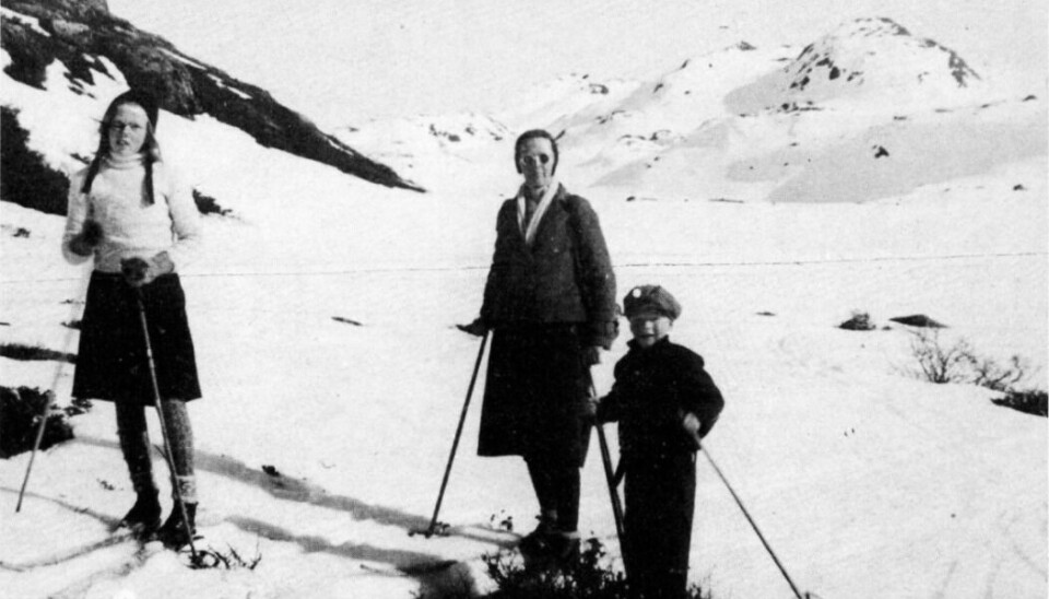 13 år gamle Sigrid Nordskog på skitur med mor og veslebror pa Reinstjønnane uppi Vehuskjeringi.