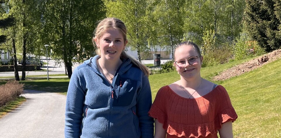 Ikkje mange ungdomar har like stor trong for å ha båtførarsertifikat som systrene Anlaug (16) (t.v.) og Marjit Hovden (17) frå Møsstond. Sommarhalvåret er dei avhengige av båt for å koma seg til og frå heimplassen på Hovdeøya.