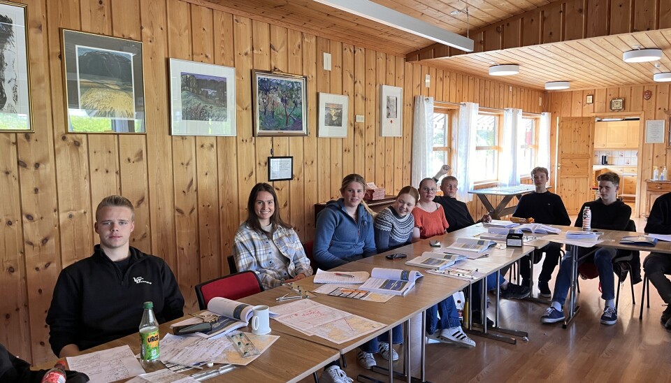 Ivrige kursdeltakarar. Frå venstre: Even Solstad, Øyfjell, Erna Lønnegraff, Vrådal, Anlaug Hovden, Møsstrond, Eirill Laukelid, Langlim, Marjit Hovden, Møsstrond, Vetle Aamot, Kviteseid, Sondre Sandnes Sandland, Kviteseid og Olav Midtsund Stykket, Kviteseid.