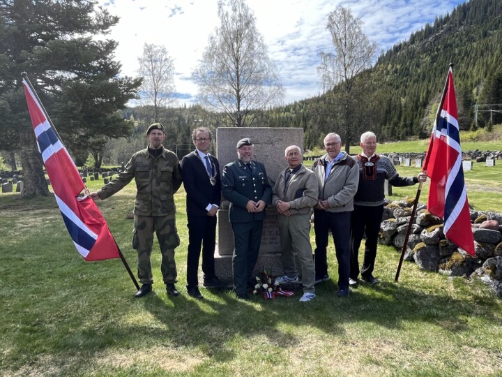 Frigjeringsdagen vart mellom anna markert med blomsternedlegging ved minnesteinen til Jørgen Li og Aslak Vistad på Mo kyrkjegard. F.v. Tor Olav Loftsgarden, ordførar Jarand Felland, kaptein Olav Aalanslid, Olav T. Haugo, Aslak Vistad Vågslid og Einar Versto.