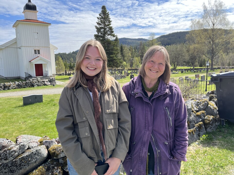 Anne og Alice Haukelidsæter deltok på fredsmarkeringa.