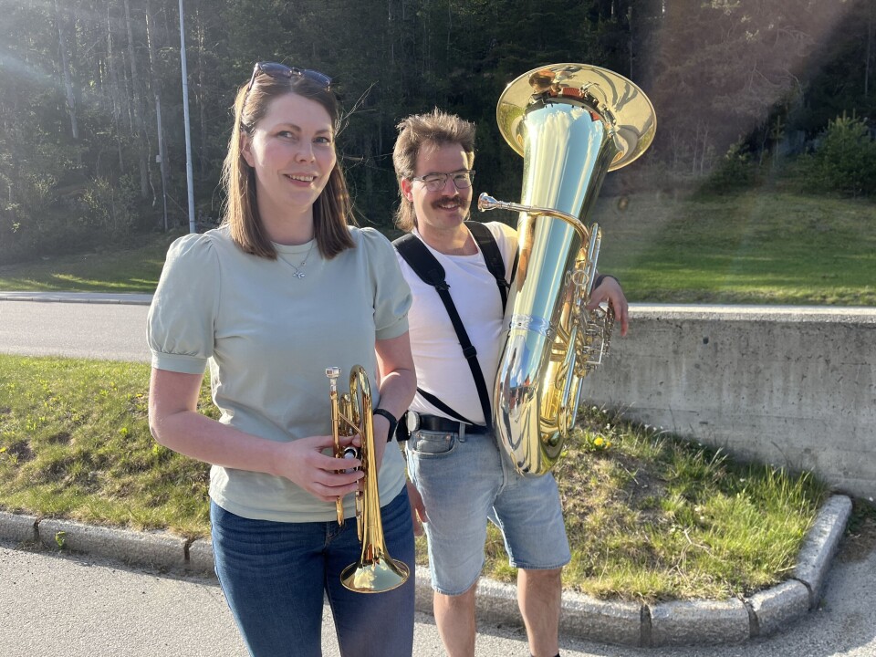 Anne Marie Åsheim og David Petrych spelar i to korps i Vest-Telemark. – Det gjev oss mykje glede, seier dei.