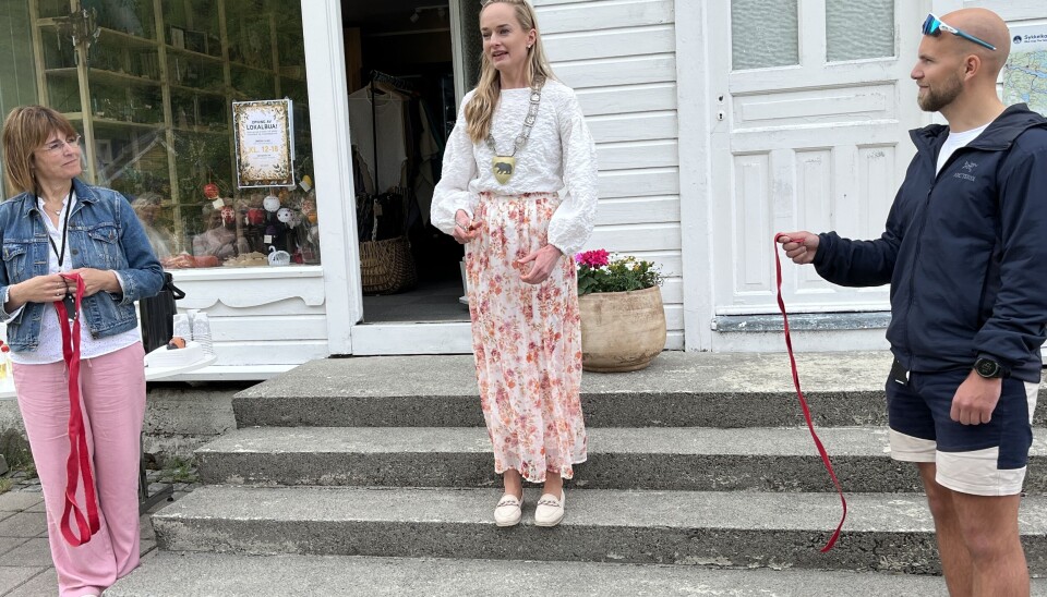 Næringsutviklar Hilde Hagen (f.v.), varaordførar Camilla Lagergren Knudsen og turistsjef Olav Vindal Haugan under den offisielle opninga.