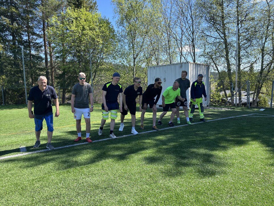 Dan Norheim (f.v.), Jonas Kleiv Hansen, Ådne Espedalen, Kjetil Sandvik Hegna, Bjørnar Soterud, Alf Johannes (Affen) Strand, Sander Nygård og Hans Roheim gjer seg klare til 100-meterfinalen på Åmot stadion.