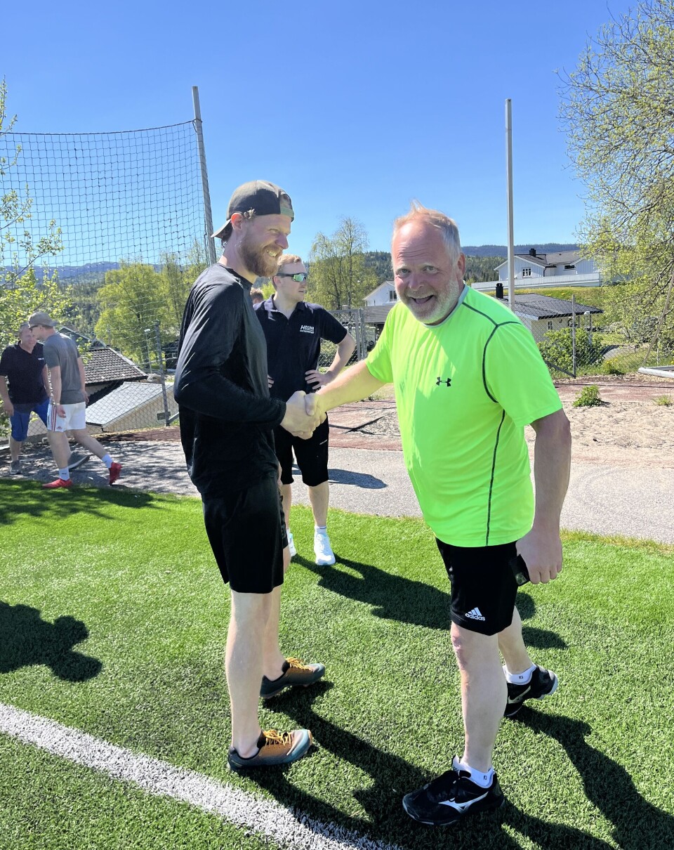 Vinnaren Bjørnar Soterud blir gratulert av utfordraren.