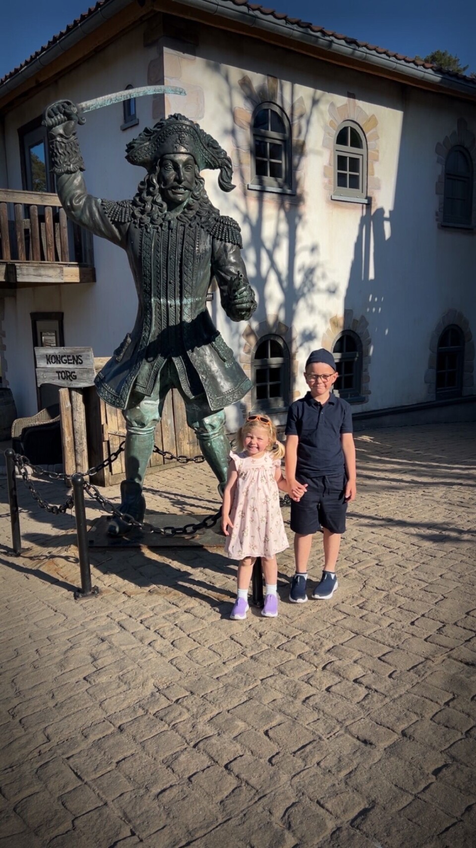 Mikkel og Ingrid Versto feirar 17 mai i Dyreparken i. Kristiansand i år.