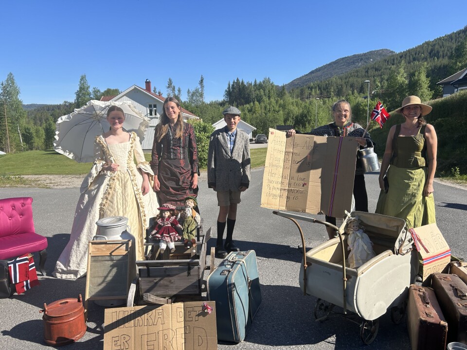 Gjengen i Sollivegen feirar 80 år med fred når skramletoget kjem forbi.