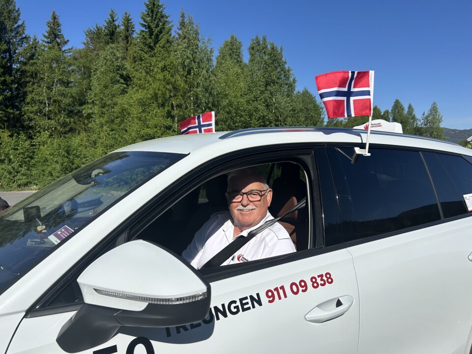 Steingrim Melbø ute på oppdrag for Treungen taxi.